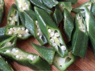 4、百合木耳炒秋葵,把秋葵切成菱形块