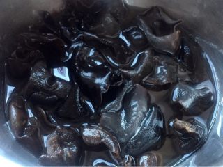 5、百合木耳炒秋葵,木耳泡发,去根、洗净