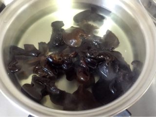 6、百合木耳炒秋葵,用热水焯2分钟