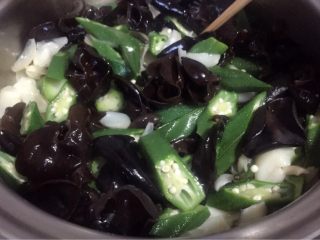 11、百合木耳炒秋葵,再倒入木耳继续翻炒