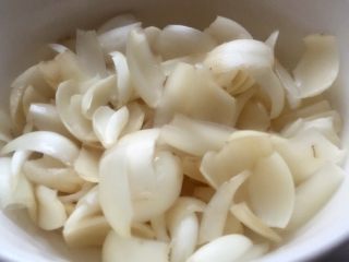 7、百合木耳炒秋葵,百合掰成一片一片,清洗干净