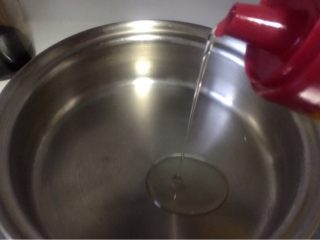 8、百合木耳炒秋葵,锅中倒油加热至有油纹