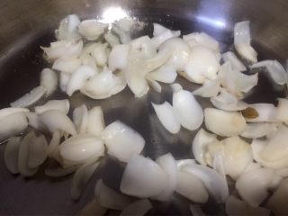 9、百合木耳炒秋葵,倒入百合爆炒半分钟