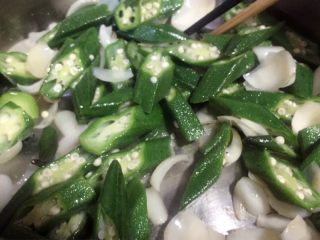 10、百合木耳炒秋葵,然后倒入秋葵,翻炒几秒