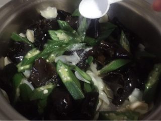 12、百合木耳炒秋葵,炒出百合香气后加适量盐