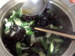 13、百合木耳炒秋葵,快出锅前滴几滴香油,拌匀出锅