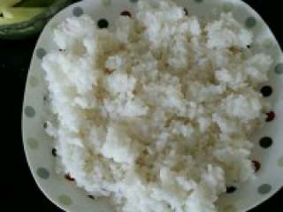 2、日式反卷寿司,将寿司醋和刚煮好的米饭混合拌匀。晾至温热。