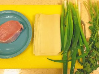 1、东北那旮沓的美食★京酱肉丝,备料中，呵呵，就是这几样呢。