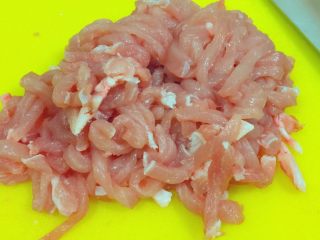 3、东北那旮沓的美食★京酱肉丝,再切丝，我这个是常温的肉，太软了，不要切得太细，因为切片时候容易力不住。如果是冷冻里拿出来微波炉解冻档热4分钟左右，然后拿出来，特别好切得比较细。