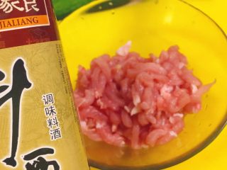 4、东北那旮沓的美食★京酱肉丝,然后拿个大碗，我们来煨肉丝了，这道菜，最关键的步骤，就是这一步了。首先加料酒大概6ml