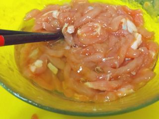 7、东北那旮沓的美食★京酱肉丝,然后加一个鸡蛋清，这是肉丝嫩滑的关键点之二，它增加了肉丝的滑嫩口感。