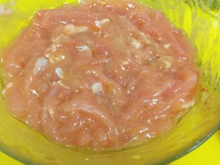 11、东北那旮沓的美食★京酱肉丝,搅拌均匀。