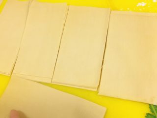 13、东北那旮沓的美食★京酱肉丝,这时候，拿一个锅，开始烧一锅水。这边来切干豆腐，长条形，这样切几刀。