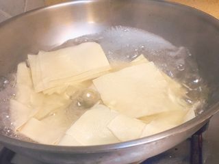 17、东北那旮沓的美食★京酱肉丝,这时候，水差不多开了。我们把干豆腐皮放进去烫煮2分钟。然后捞出来，沥干水分，备用。