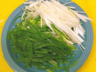 18、东北那旮沓的美食★京酱肉丝,煮的时候。可以切葱丝，白绿分开放。
