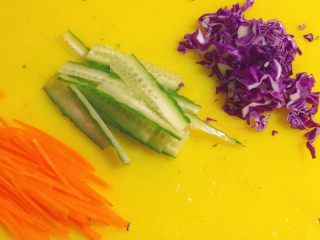 19、东北那旮沓的美食★京酱肉丝,胡萝卜切丝，黄瓜丝片，紫甘蓝切丝。