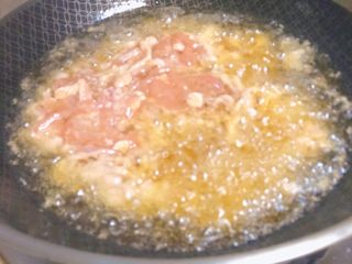 20、东北那旮沓的美食★京酱肉丝,锅里放油，油热4分，开始溜肉丝。所谓溜，就是油够多，肉丝包裹淀粉之类的嫩肉料，进去炸很滑，像溜冰似的，哈哈。