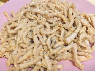 22、东北那旮沓的美食★京酱肉丝,沥干油，捞出，备用。看看，肉丝的嫩滑度，是可以看出来的吧？