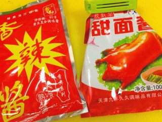 23、东北那旮沓的美食★京酱肉丝,我用的三种酱，是这三种，其中甜面酱是标配。