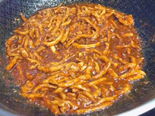 27、东北那旮沓的美食★京酱肉丝,然后把肉丝放进去，大火收汁，即可。这里值得提的是，酱有时候我们容易放多了，比较咸，出锅时候尝一尝，如果咸，可以适当加一点糖，如果还是咸，可以加水，再加淀粉，或者简单粗暴，加水，然后，捞出来汤汁，再兑水。这肉丝酱的咸淡程度，要比平时吃的菜，咸一点。毕竟是酱料。跟打卤面的卤子一个道理。但是不要过咸了哦。我去东北菜吃这个菜的时候，就感觉它们做的经常会太咸了。
