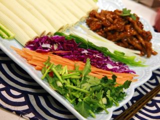 30、东北那旮沓的美食★京酱肉丝,五种配料的摆放方式也是你发挥想象力的好时候