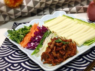 31、东北那旮沓的美食★京酱肉丝,佳儿这样简单的摆放，感觉也蛮好看的吧？