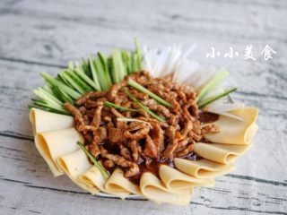 32、东北那旮沓的美食★京酱肉丝,东北菜馆喜欢这样摆盘，如图，不过我觉得这样拿干豆腐出来包的时候，都蘸上了酱，很纠结的感觉。