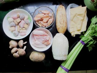 1、三汁焖锅,准备食材