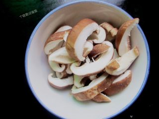2、三汁焖锅,香菇去根洗干净，切成片