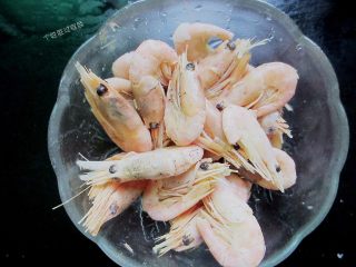 3、三汁焖锅,虾去背挑去虾线，用料酒和黑胡椒粉腌制半小时