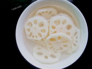 4、三汁焖锅,莲藕洗干净去皮，切成片