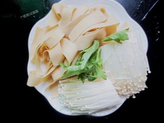 6、三汁焖锅,千张切条，金针菇去根洗干净