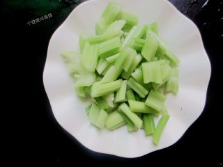 7、三汁焖锅,芹菜去筋，切成小段