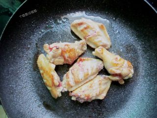 10、三汁焖锅,把腌好的鸡翅放入平底锅，煎至2面金黄