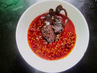 11、三汁焖锅,调酱汁。一勺蚝油两勺番茄酱三勺甜面酱再加1勺酱油，1勺蜂蜜，1勺料酒，1小勺辣椒油（太粘稠了，我加了少许清水）调成可以舀起连续不断倒下的酱汁