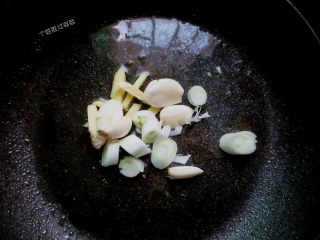 12、三汁焖锅,开火，锅中加入一小块黄油，待黄油融化，下入葱姜蒜爆香