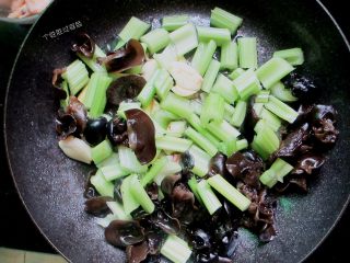 13、三汁焖锅,把芹菜和木耳放入锅里加少许黑胡椒和一点点盐