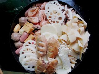 14、三汁焖锅,把其他食材摆在锅里