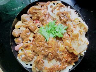 15、三汁焖锅,把调好的料汁浇在上面，盖上锅盖中火焖15分钟。开锅盖，把剩余的三分之一酱汁均匀的刷在表面。继续盖上锅盖小火焖5分钟，水分基本收干就可以关火啦