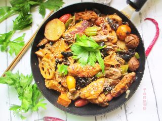 16、三汁焖锅,撒上香菜和白芝麻。绝对是口味和颜值担当的待客好菜