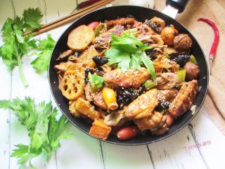 18、三汁焖锅,健康环保、荤素搭配，吃完了以后，留下浓郁的酱汁可以加水秒变涮火锅哦！