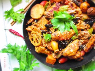 20、三汁焖锅,焖出的锅子香味浓郁，肉质细嫩，满屋飘香