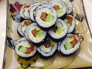 1、早餐第25篇,米饭蒸熟加点寿司醋搅拌，牛排煎好切条，黄瓜切条，鸡蛋，肉松，一起包好