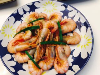 3、早餐第25篇,虾加水，盐，清煮，加点葱