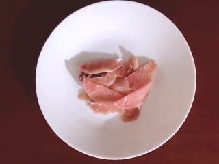 2、瘦肉菠菜煲,将肉洗净切薄片