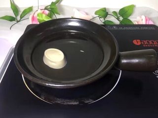 5、瘦肉菠菜煲,在煲里放入适量的冷水