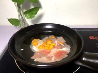 7、瘦肉菠菜煲,将尖辣椒洗净切成段放入煲中