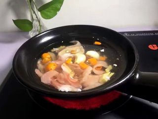 8、瘦肉菠菜煲,在水面滴少许油