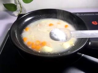 9、瘦肉菠菜煲,大火煮开，加入适量的盐