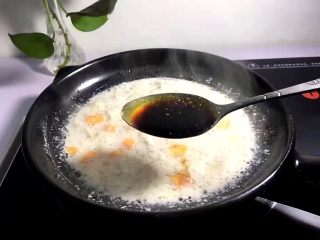 11、瘦肉菠菜煲,将一勺生抽放入调味